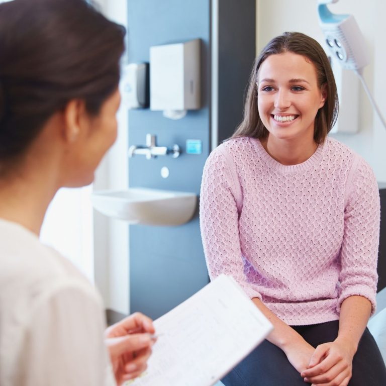 A woman doctor talking to a woman patient about the differences between PCOS and PCOD.